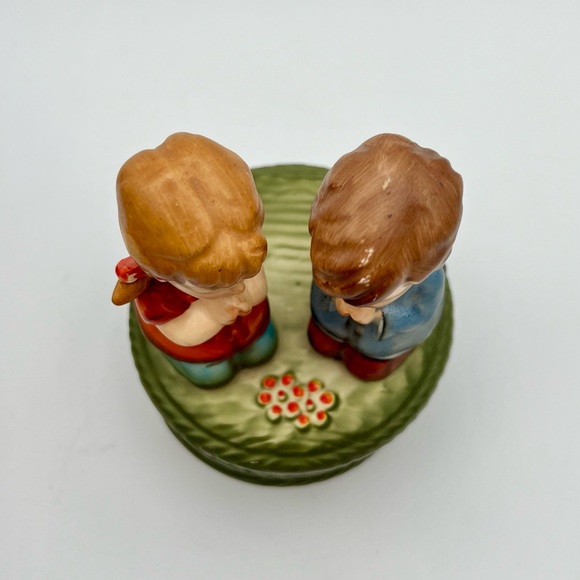 Sankyo Praying Children Rotating Music Box Plays Go To Sleep Kneeling Boy & Girl - Picture 8 of 10